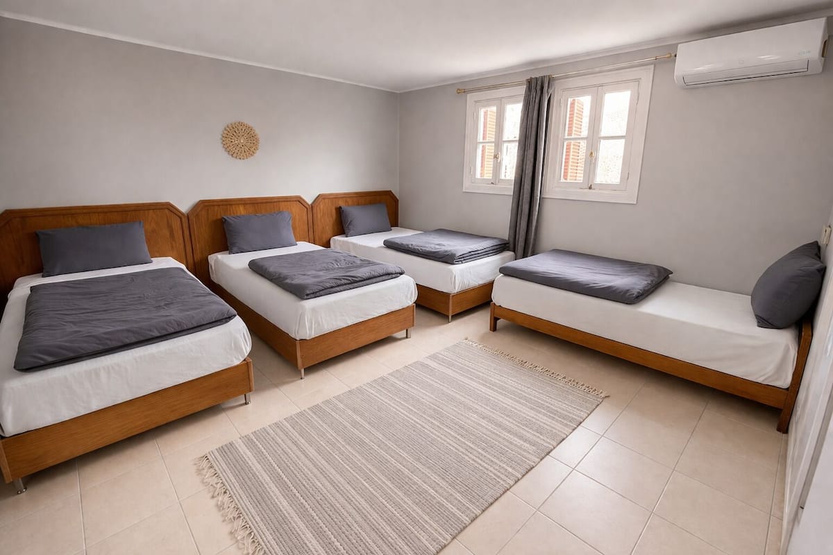 Habitación cuádruple Deluxe | Cortinas opacas, wifi gratis, ropa de cama