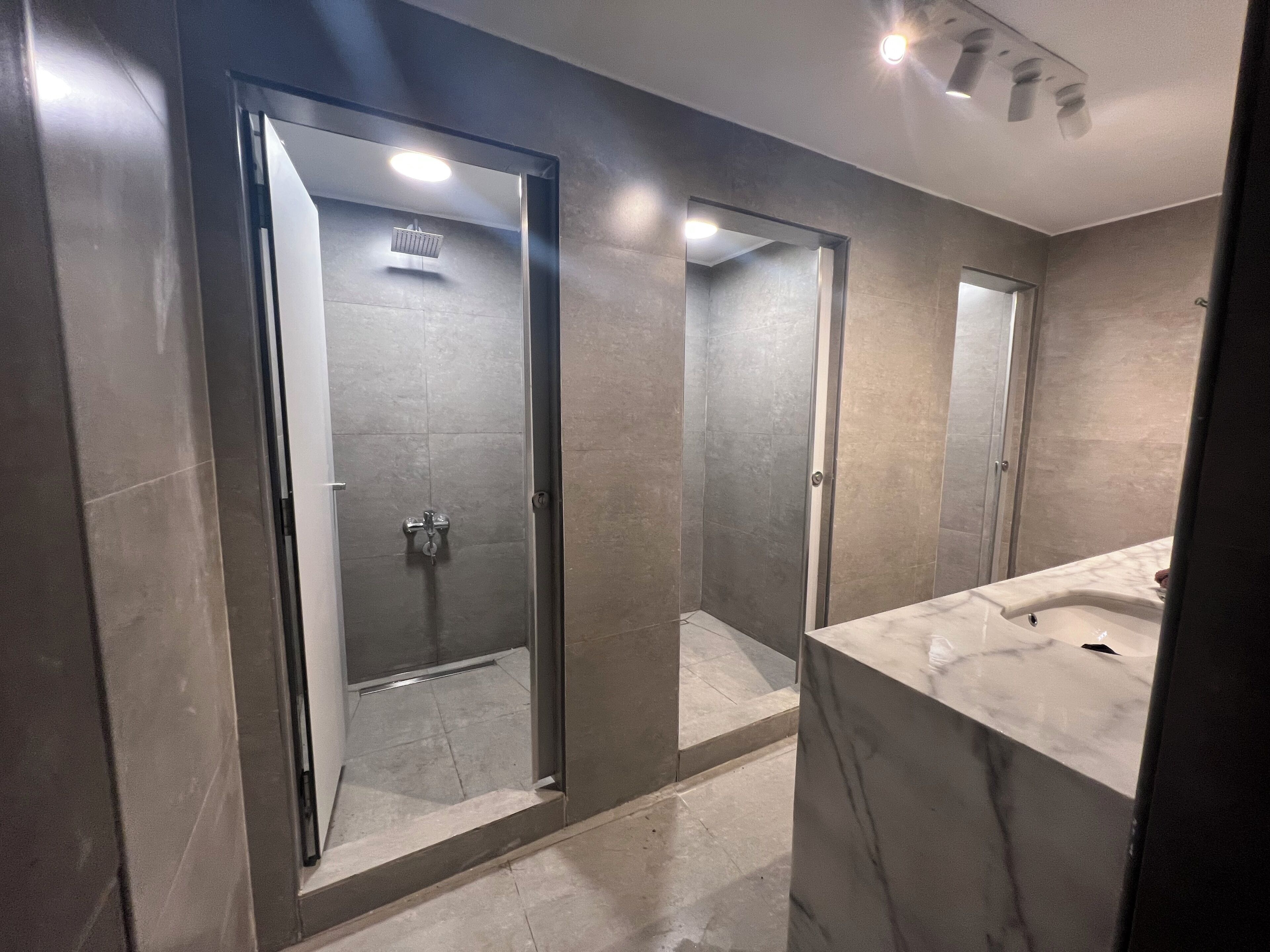 Blackout drapes, free WiFi, bed sheets