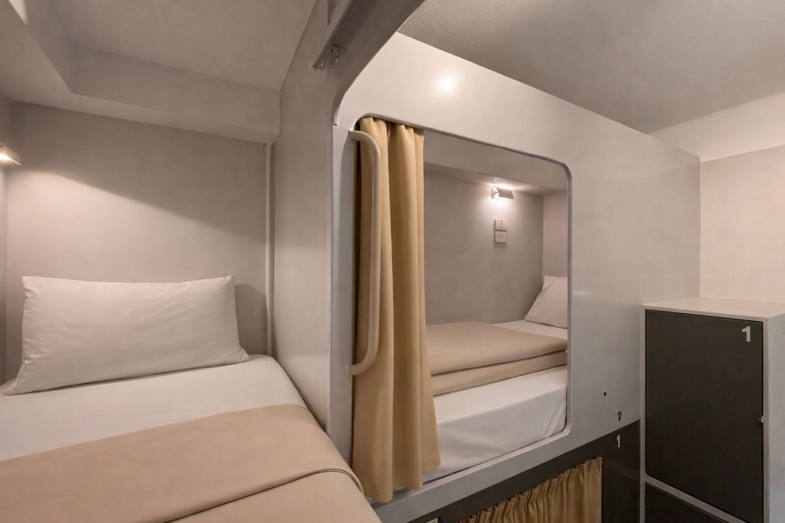 Felles sovesal – deluxe, for menn og kvinner, privat bad (Not for Egyptian nor Arab nationals) | Blendingsgardiner, wi-fi (inkludert) og sengetøy