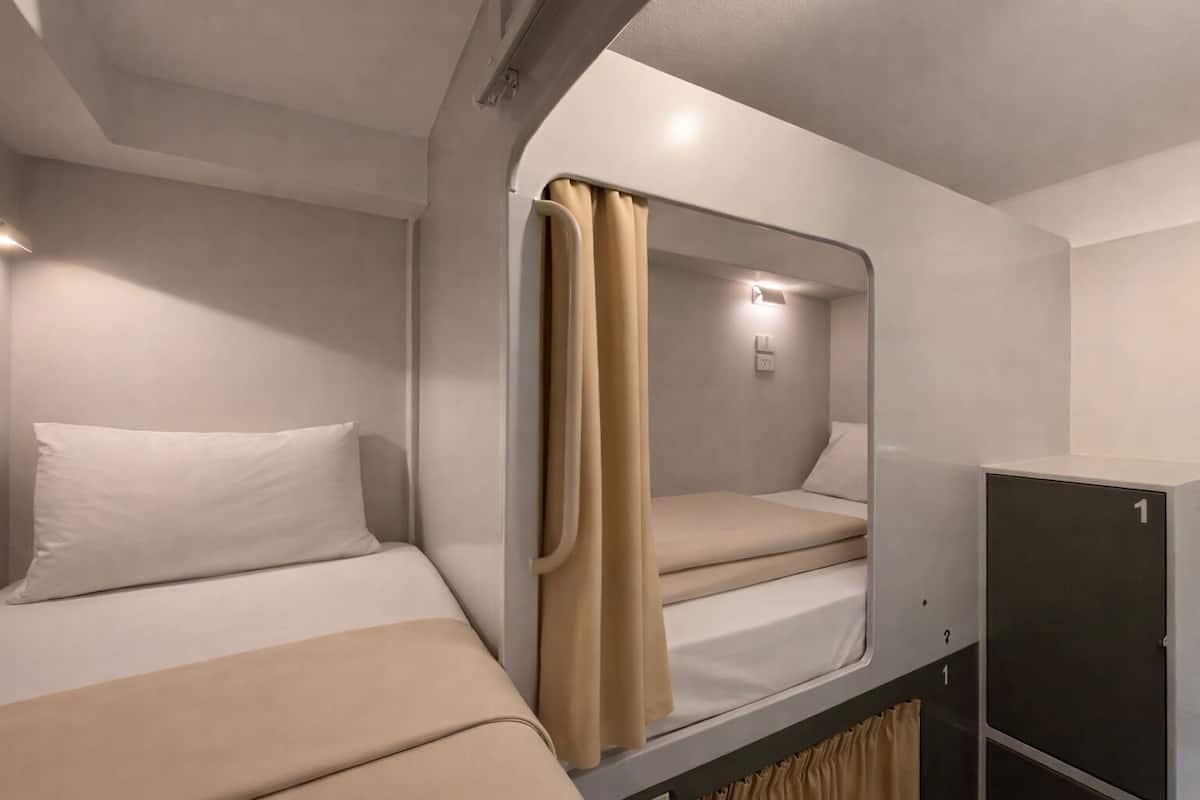 Felles sovesal – deluxe, for menn og kvinner, privat bad (Not for Egyptian nor Arab nationals) | Blendingsgardiner, wi-fi (inkludert) og sengetøy