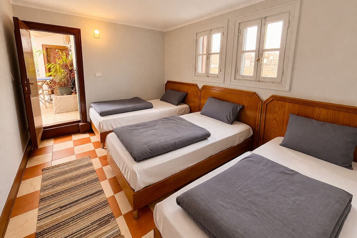 Habitación triple, baño privado | Cortinas opacas, wifi gratis, ropa de cama