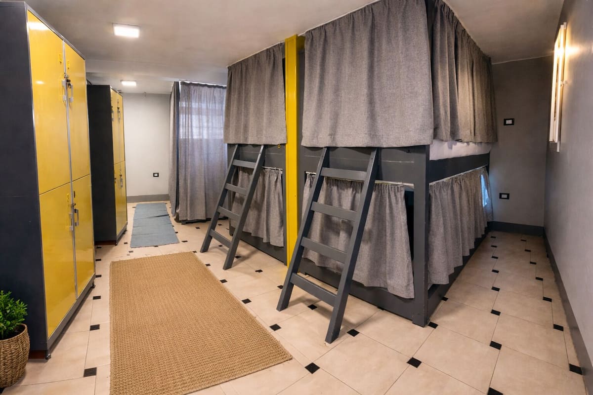 Dormitorio compartido Deluxe, solo para mujeres | Cortinas opacas, wifi gratis, ropa de cama