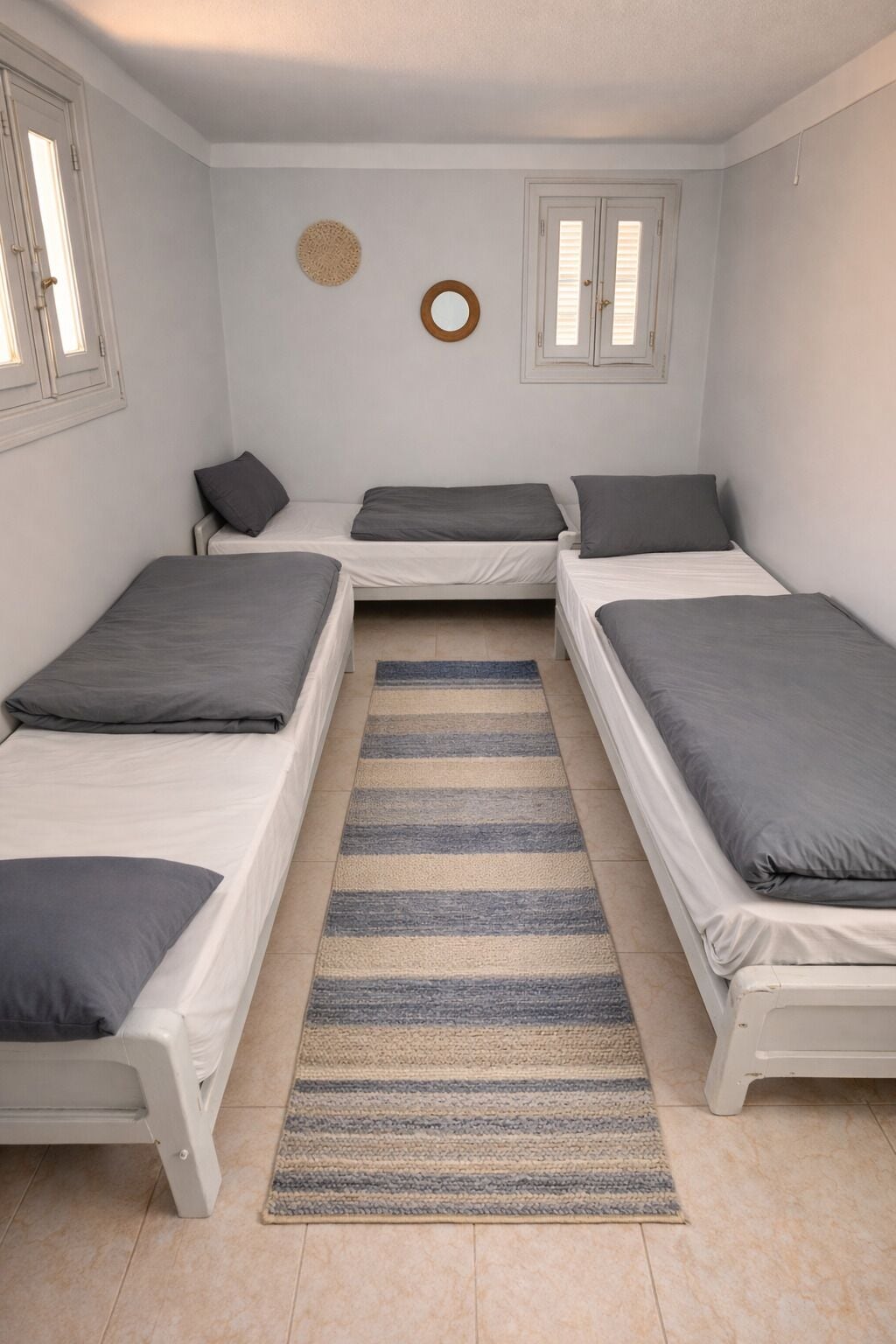 Dreibettzimmer, Gemeinschaftsbad | Verdunkelungsvorhänge, kostenloses WLAN, Bettwäsche