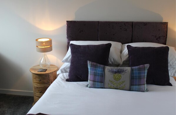 Deluxe Double Room | Blackout drapes, iron/ironing board, free WiFi, bed sheets - Craigmonie Bed & Breakfast (Inverness)