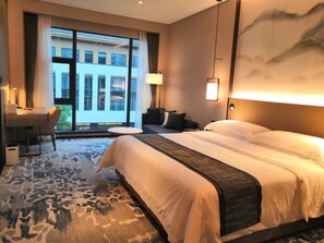 Deluxe Queen Room with Garden View