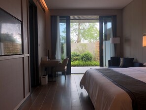 Terrace Queen Room with View | Minibar, in-room safe, desk, blackout drapes - Artel Yunfu Hotel (Yunfu)