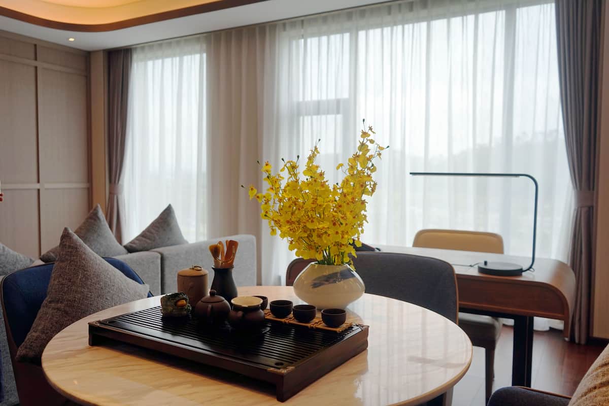 Deluxe-suite | Minibar, pengeskab på værelset, skrivebord, mørklægningsgardiner