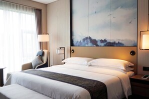 Deluxe Suite | Minibar, in-room safe, desk, blackout drapes - Artel Yunfu Hotel (Yunfu)
