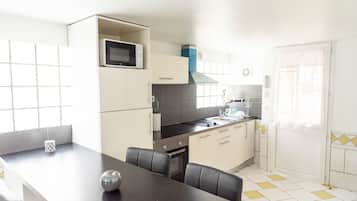 Microwave, dishwasher, coffee/tea maker, cookware/dishes/utensils
