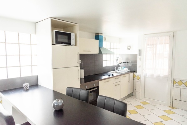 Microwave, dishwasher, coffee/tea maker, cookware/dishes/utensils