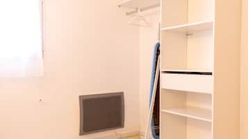 1 bedroom, iron/ironing board, internet, bed sheets