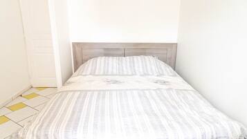 1 habitación, tabla de planchar con plancha, internet y ropa de cama