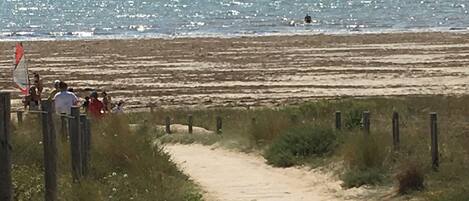 Plage, chaises longues