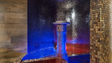 Un sauna, una bañera de hidromasaje, baño turco, hidroterapia