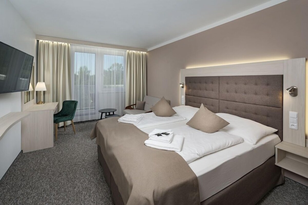 Select Comfort beds, blackout drapes, WiFi (free), bed sheets