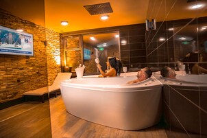 Un sauna, una bañera de hidromasaje, baño turco, hidroterapia