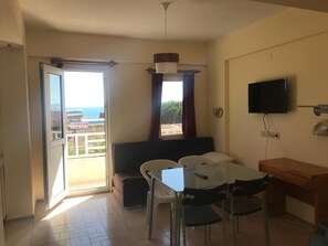Family Studio, Multiple Beds, Courtyard View | Living area