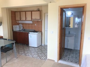 Family Studio, Multiple Beds, Courtyard View | Private kitchenette