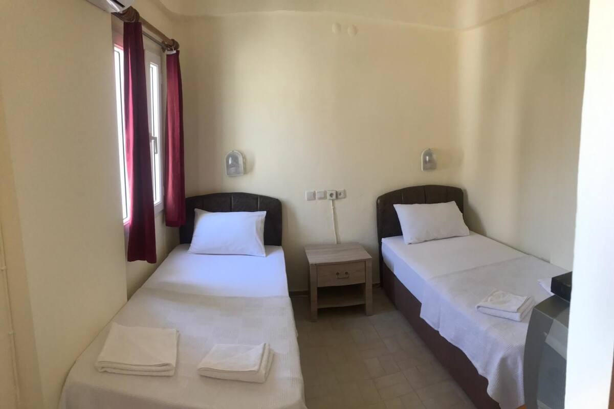 Basic Double or Twin Room | Desk, laptop workspace, iron/ironing board (on request)