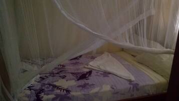 Escritorio y ropa de cama