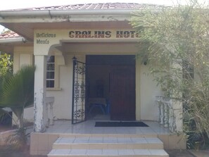 Property entrance - Gralins Hotel (Bondo)