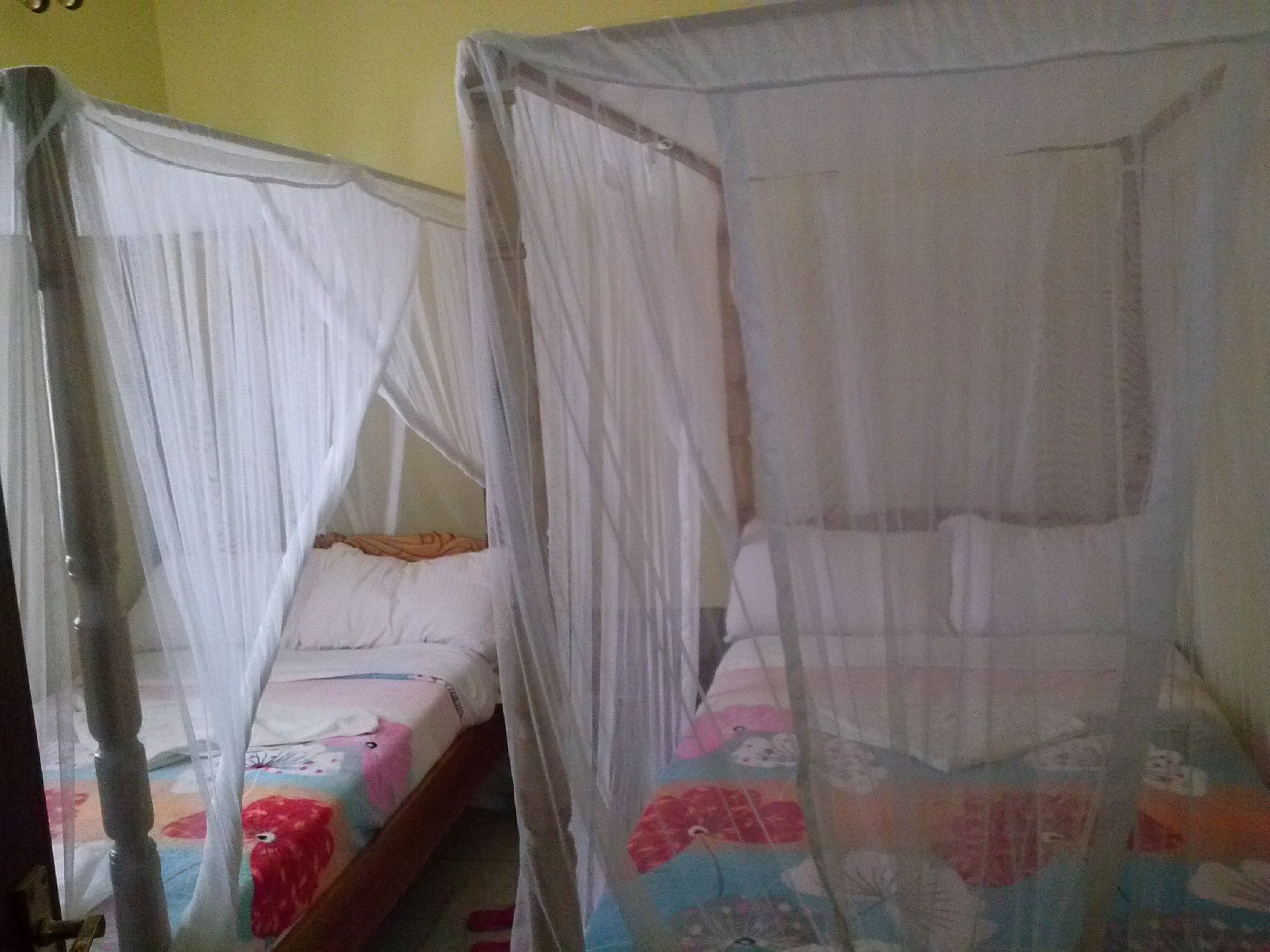 Escritorio y ropa de cama 