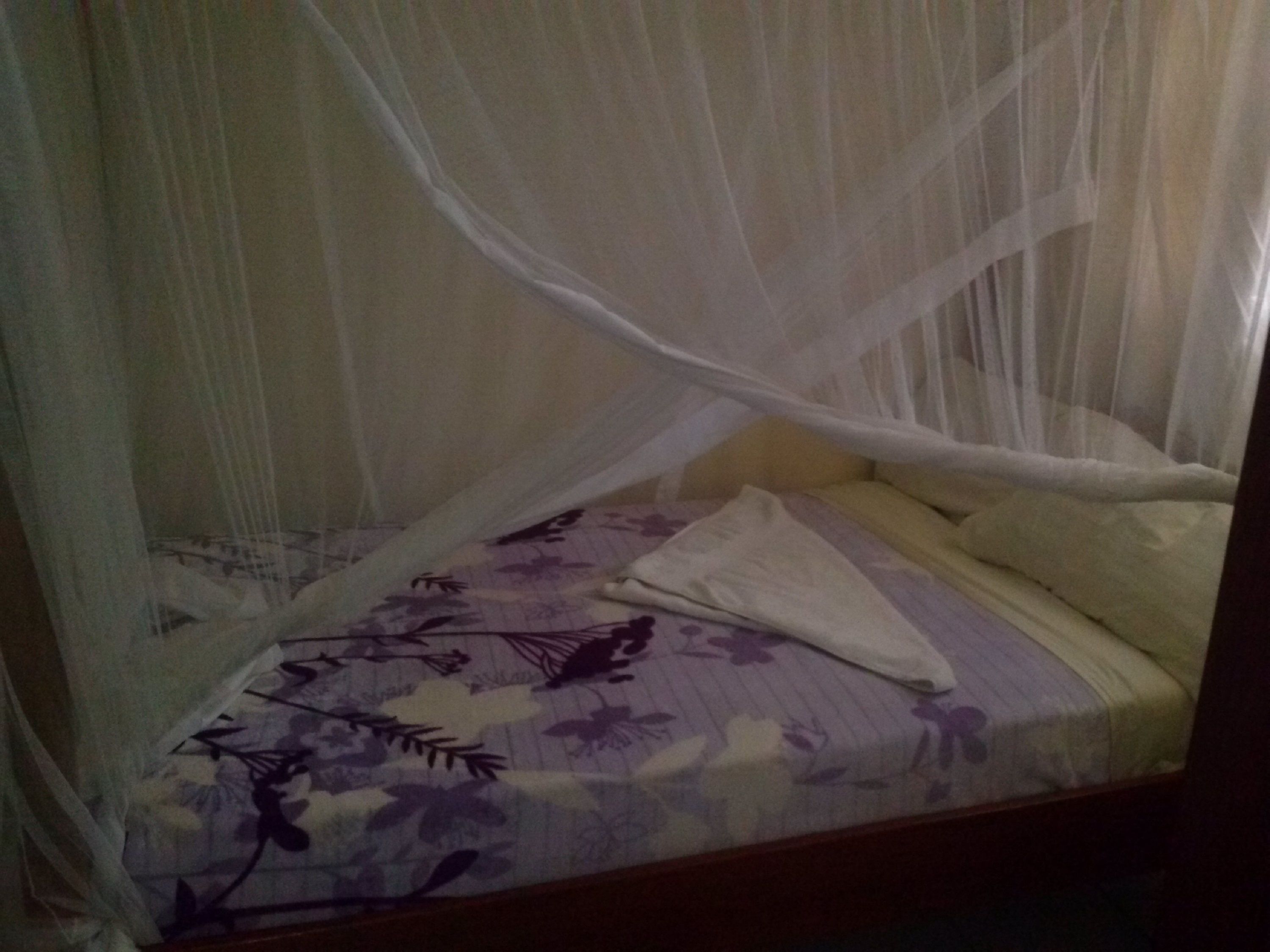 Escritorio y ropa de cama 