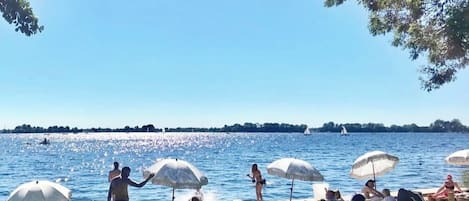 Ligstoelen aan het strand