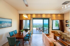 Een flatscreentelevisie, een open haard, een dvd-speler en een stereo