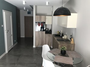 Lemari es, microwave, oven, dan kompor