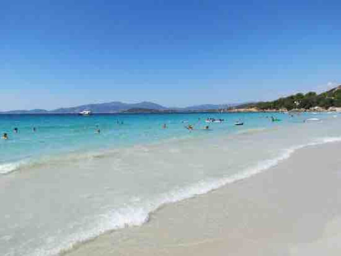 Beach nearby, sun loungers