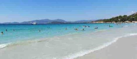 Plage à proximité, chaises longues
