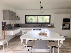 Jääkaappi, mikroaaltouuni, uuni, liesi