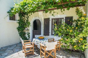 Outdoor dining - Charming Cretan House, Jasmine (Σητεία)