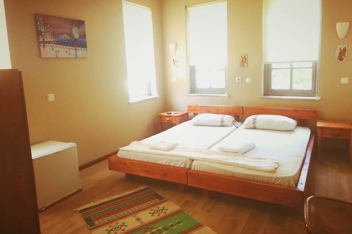 WiFi (free), bed sheets
