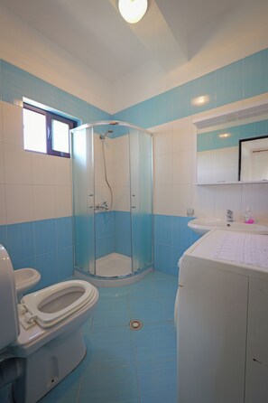 Appartement, uitzicht op zee | Badkamer | Een haardroger, een bidet, handdoeken