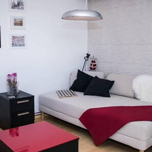 Apartamento luxo, vista para a cidade | Área de estar | TV de tela plana 129 cm com canais a cabo, TV, DVD player