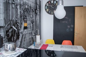 Apartamento luxo, vista para a cidade | Cozinha privada | Geladeira grande, micro-ondas, fogão, cooktop