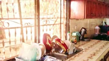 Double Room | Shared kitchen | Fridge, stovetop, cookware/dishes/utensils