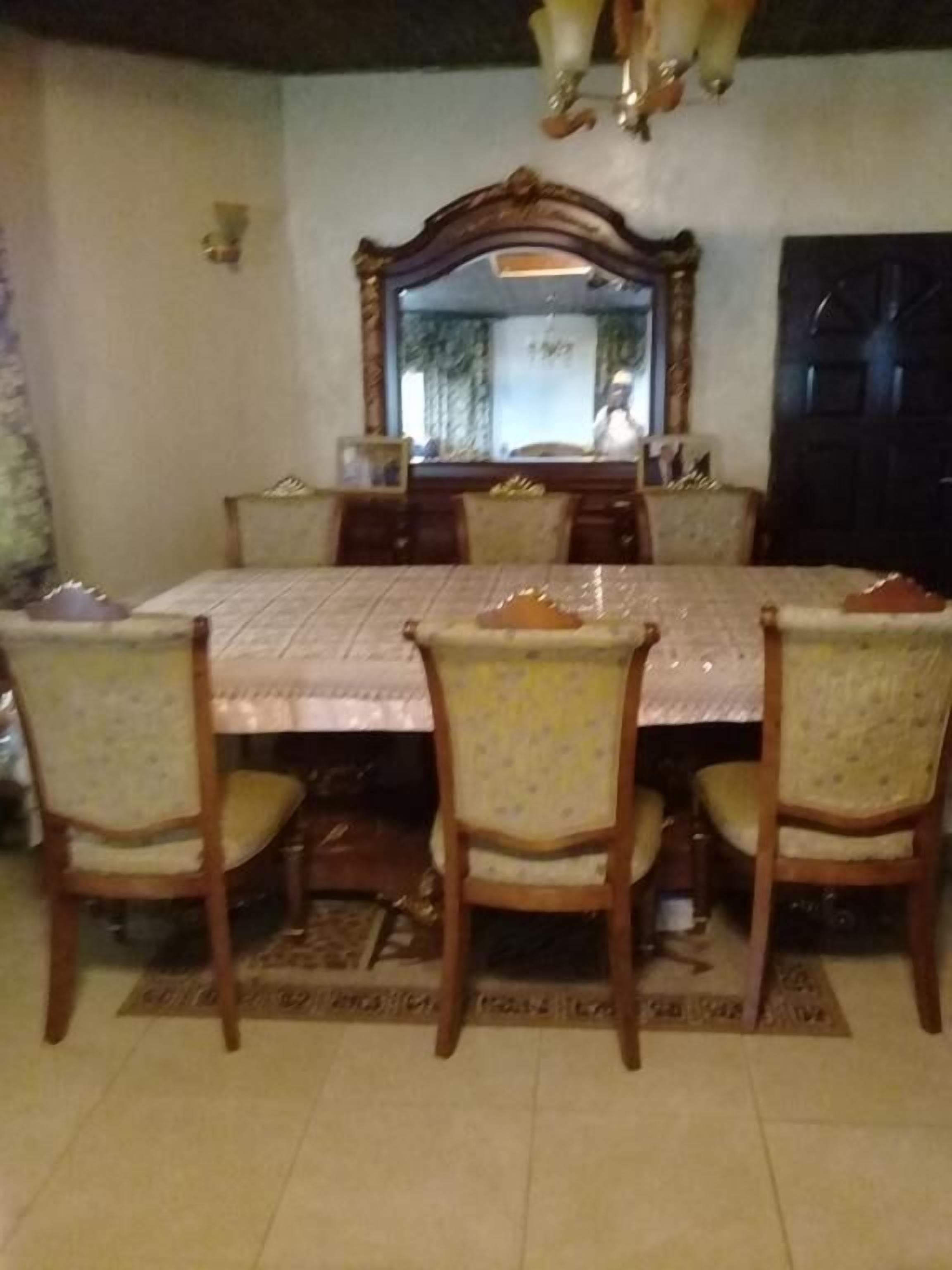 Melayani sarapan, makan siang, makan malam; sajian masakan lokal 