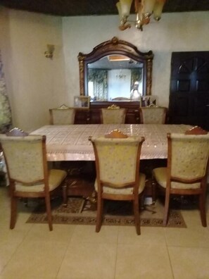 供應早餐、午餐和晚餐，當地料理