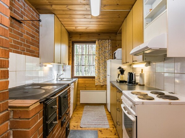 Refrigerador, microondas, lavavajillas y utensilios de cocina 