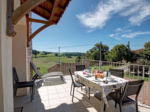 Spacious Cottage 6 Bedrooms with Fireplace, Pets Allowed, Countryside Lyon-Roanne