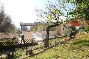 Property grounds - Generous house with garden (Roma)