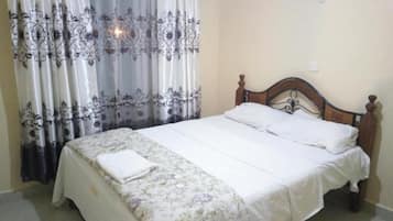 Quarto luxo | Escrivaninha, ferros/tábuas de passar roupa, Wi-Fi de cortesia