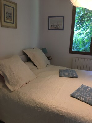 3 bedrooms, iron/ironing board, travel cot, WiFi