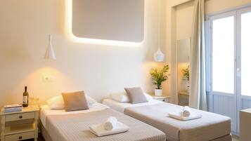 Kamer, 1 twee- of 2 eenpersoonsbedden | Luxe beddengoed, een kluis op de kamer, een strijkplank/strijkijzer