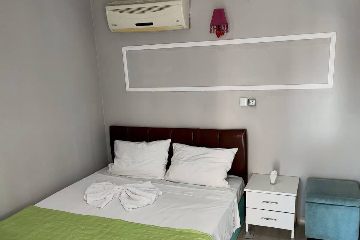 Economy Double or Twin Room | Peralatan tempat tidur premium, bar mini, meja