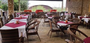 Petit déjeuner, déjeuner et dîner servis sur place
