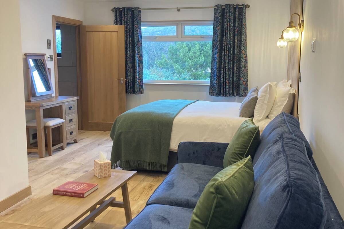 Deluxe Suite | Egyptian cotton sheets, premium bedding, iron/ironing board (on request)